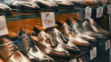 鞋店橱窗里的货架上摆着不同经典的皮革男鞋`各种颜色的鞋子，上面贴着价格标签